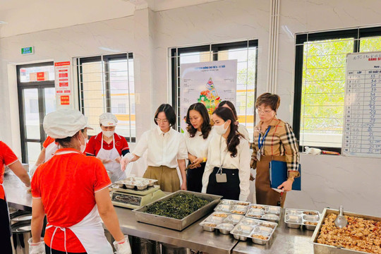 Phường Ô Chợ Dừa kiểm tra an toàn thực phẩm tại trường học