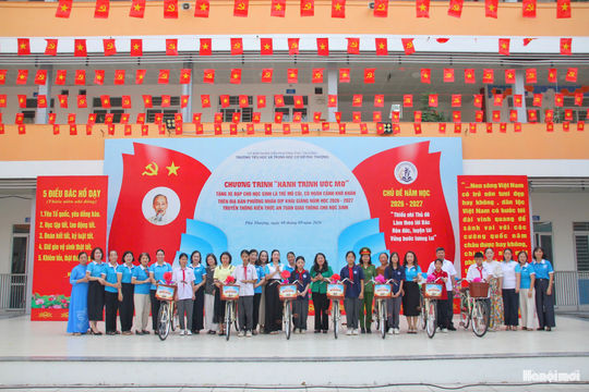 Trao xe đạp, tiếp sức “Hành trình ước mơ” cho học sinh Phú Thượng
