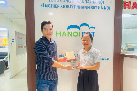Trao trả tài sản giá trị lớn cho hành khách để quên trên xe buýt nhanh BRT