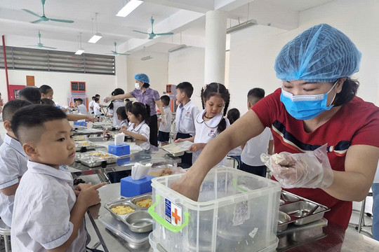 Hà Nội: Yêu cầu rà soát phương án tổ chức bữa ăn bán trú cho học sinh