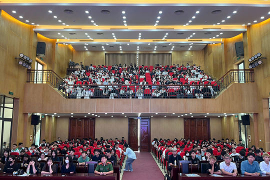 300 tân sinh viên học cách thoát nạn khi xảy ra cháy tại nhà trọ