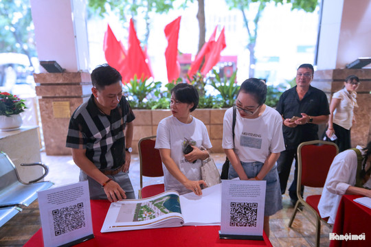 Người dân quét mã QR góp ý phương án điều chỉnh quy hoạch khu vực hồ Hoàn Kiếm