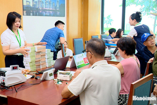 Sau đối thoại với lãnh đạo thành phố, 20 hộ dân phường Ô Chợ Dừa nhận tiền đền bù GPMB