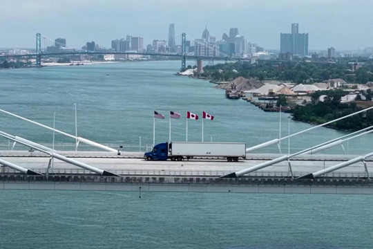 Mỹ cấm nhập rượu, sữa từ Canada, căng thẳng thương mại gia tăng
