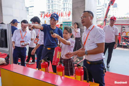 Hà Nội: Học sinh háo hức trải nghiệm các công nghệ phòng cháy chữa cháy hiện đại