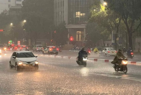 Mưa dông mở rộng ở phía Tây Hà Nội