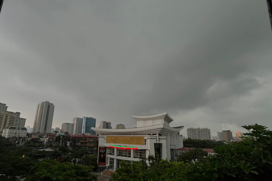 Hà Nội đang mưa lớn kèm gió giật mạnh, nhiều xã, phường nguy cơ ngập cục bộ