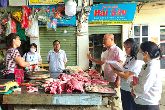 Kiểm tra đột xuất về quản lý giết mổ, an toàn thực phẩm tại phường Việt Hưng