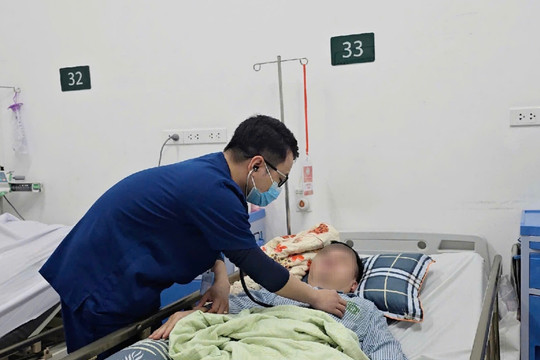 Ngủ sai tư thế trên ô tô, người đàn ông 40 tuổi bị đột quỵ do lóc tách động mạch cảnh