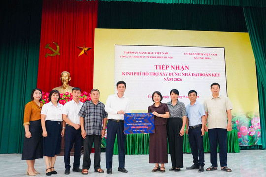 Xã Ứng Hòa tiếp nhận 60 triệu đồng hỗ trợ xây nhà đại đoàn kết