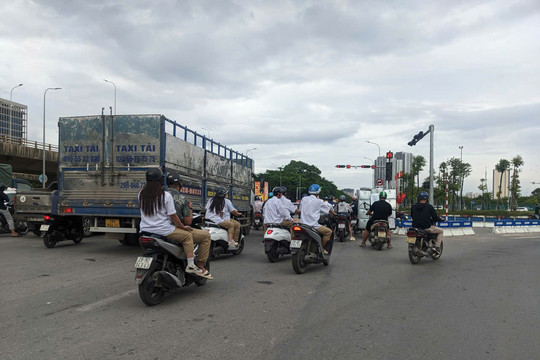 Tái diễn tình trạng học sinh tự điều khiển xe máy đến trường