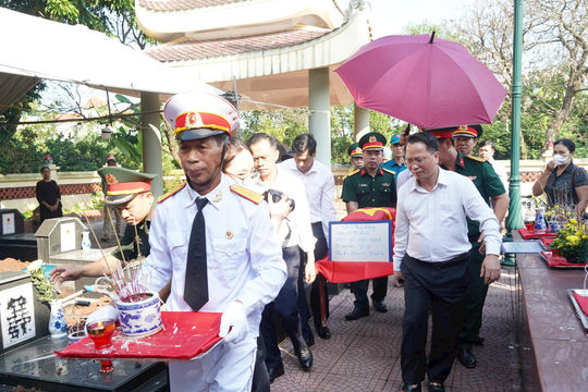 Thành kính, trang nghiêm trong lấy mẫu hài cốt liệt sĩ ở Chương Mỹ