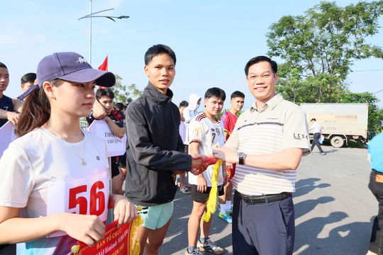 Gần 200 VĐV tham gia Giải chạy Báo Hànộimới tại xã Quảng Bị