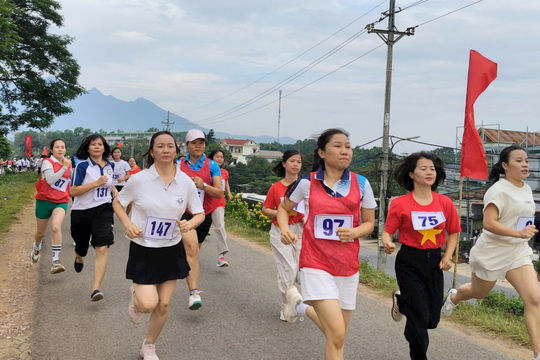 Gần 600 vận động viên xã Đoài Phương tranh tài tại Giải chạy Báo Hànộimới