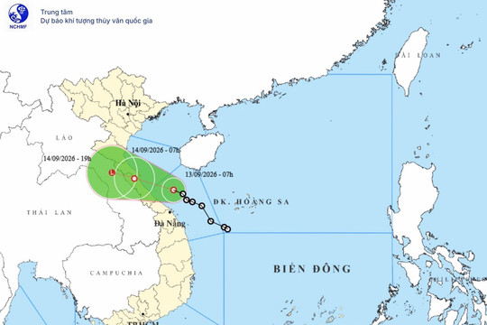 Áp thấp nhiệt đới sát bờ biển Quảng Trị - Huế, bao giờ vào đất liền?