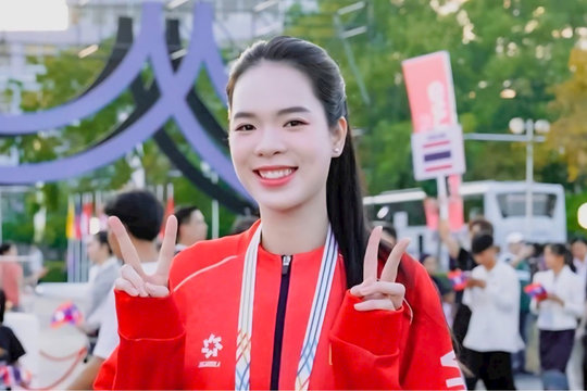 Lê Thanh Thúy, Quang Kiệt vinh dự cầm Quốc kỳ Việt Nam tại Lễ khai mạc ASIAD 20