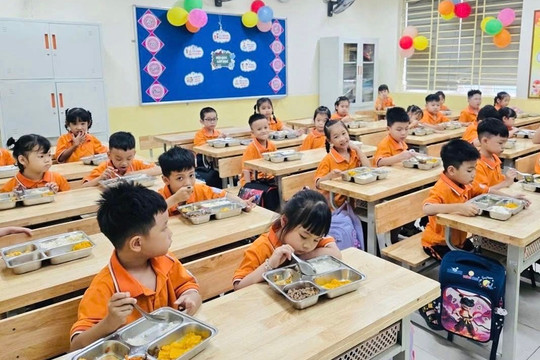 Hà Nội: Trường học sẵn sàng cho tuần mới với những bữa ăn bán trú an toàn