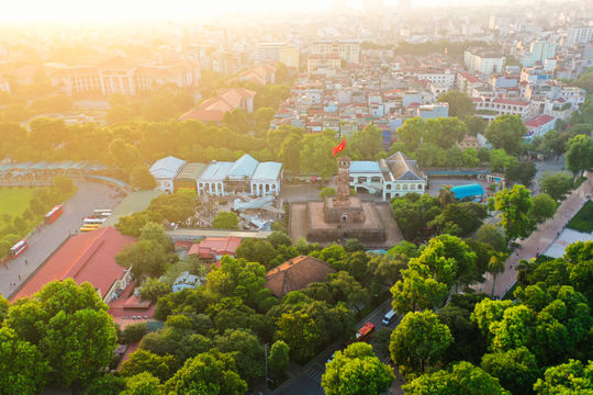 Ngắm vẻ đẹp Cột cờ Hà Nội trầm mặc trong nắng thu vàng