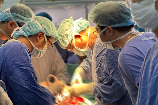 Chỉ từ dấu hiệu tiểu máu, người đàn ông phải cắt cả bàng quang