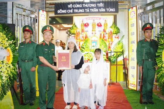 Truy thăng quân hàm Trung tá cho Thiếu tá Trần Văn Tùng hy sinh khi cứu người