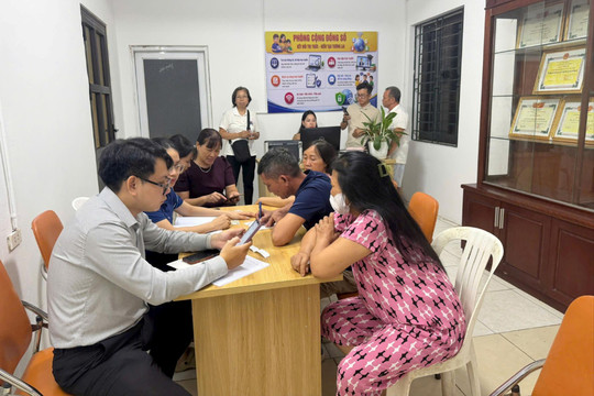 Ánh đèn khuya, mở lối vào đời sống số