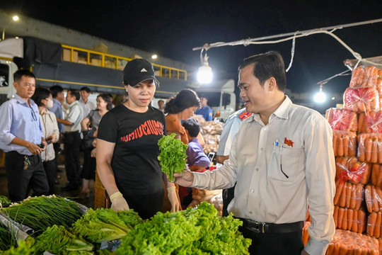 Siết chặt nguồn thực phẩm từ chợ đầu mối đến bàn ăn