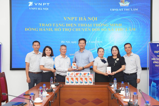 VNPT Hà Nội trao 60 điện thoại thông minh tặng người dân xã Phúc Thịnh và Thư Lâm