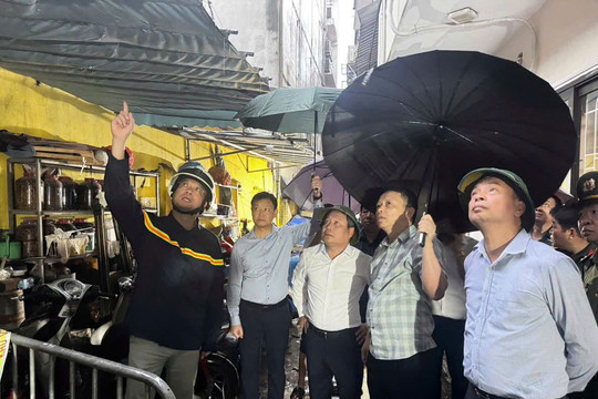 Chủ tịch UBND thành phố Hà Nội Vũ Đại Thắng thăm, động viên gia đình vụ cháy tại phường Tây Hồ