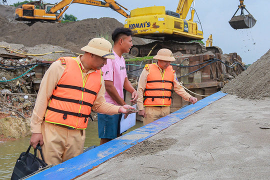 Tuần tra phòng ngừa “cát tặc”, bảo đảm an toàn tuyến đường thuỷ những ngày mưa lớn