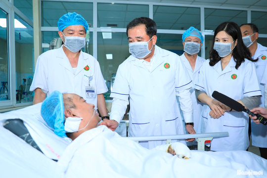 Bí thư Thành ủy Hà Nội Trần Đức Thắng thăm hỏi, động viên nạn nhân vụ cháy tại phường Tây Hồ