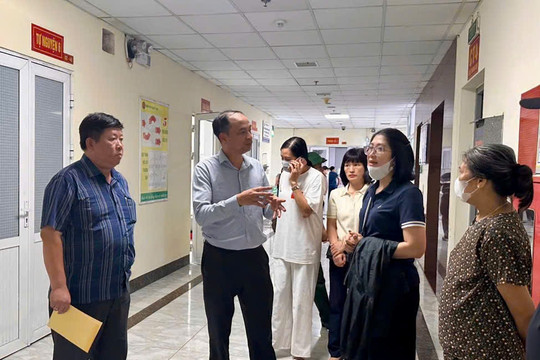 Lãnh đạo phường Tây Hồ thăm hỏi gia đình các nạn nhân vụ cháy tại ngõ 2B Văn Cao