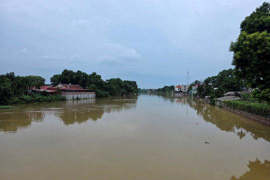 Hà Nội còn mưa, lũ nhiều sông tiếp tục lên