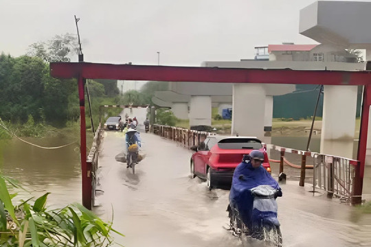 Tạm dừng lưu thông qua cầu 72 do nước sông Đáy dâng cao