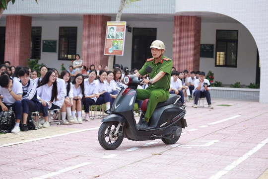 CAP Hoàng Liệt hướng dẫn kỹ năng lái xe an toàn cho 1.400 học sinh THPT