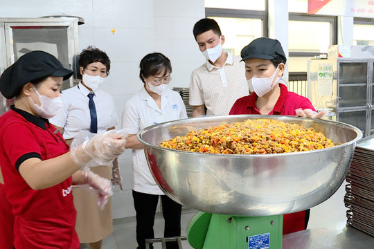 Tổ chức bữa ăn bán trú cho học sinh Hà Nội: Sát cơ sở, xử lý kịp thời các vấn đề phát sinh