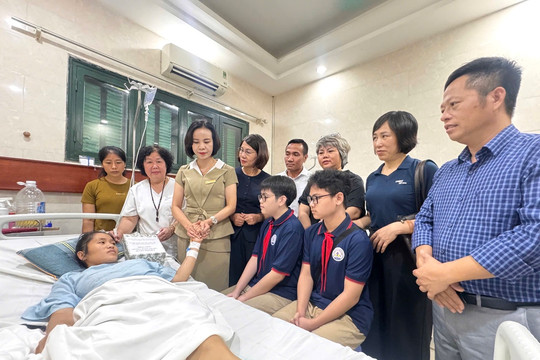 Trường THCS chất lượng cao Trưng Vương thăm cô giáo Nghệ An bị thương khi cứu học trò