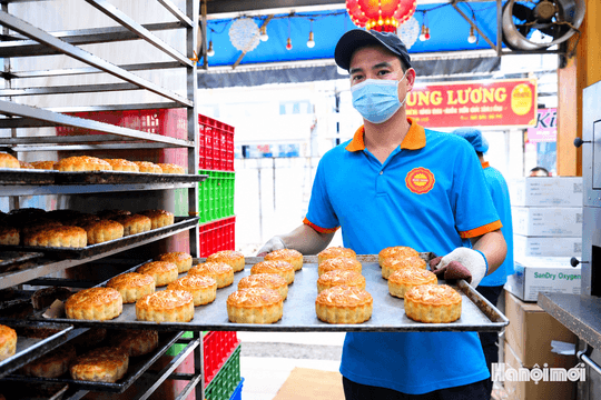 Cận cảnh làm bánh Trung Thu truyền thống ở làng Xuân Đỉnh