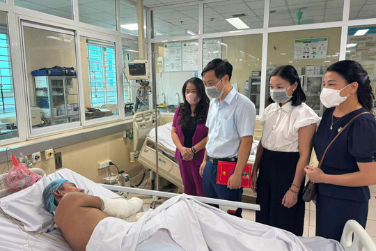 Lãnh đạo phường Phú Thượng thăm hỏi nạn nhân vụ cháy tại phường Tây Hồ