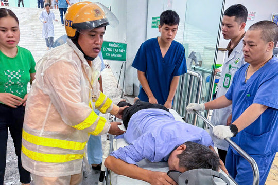 Giữa mưa lớn, CSGT Hà Nội khẩn trương mở đường đưa người đi cấp cứu