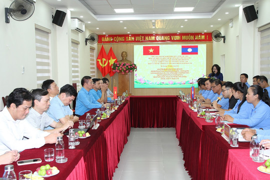 Công đoàn phường Ba Đình chia sẻ kinh nghiệm hoạt động với cán bộ Công đoàn Lào