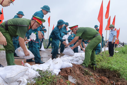 Công an Hà Nội sẵn sàng lực lượng hỗ trợ, bảo đảm an toàn cho người dân trong mưa lũ