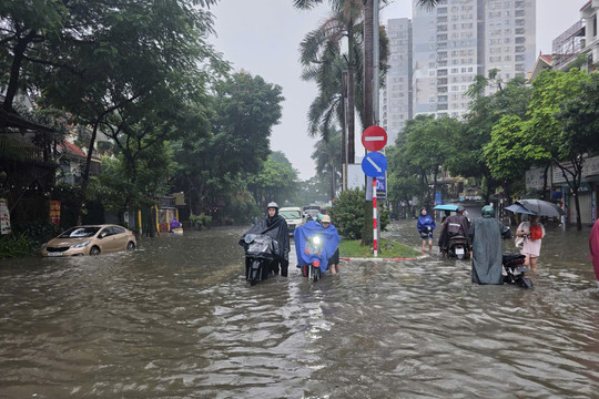 Hà Nội mưa lớn, lũ sông Đáy ở mức cao