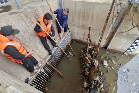 Cảnh sát cơ động Công an thành phố Hà Nội: Phối hợp khơi thông dòng chảy, bảo đảm hoạt động của trạm bơm Phù Đổng