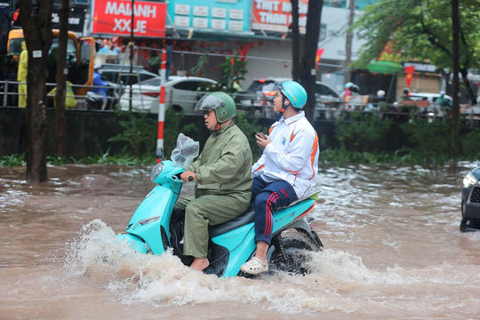 Hà Nội: Nhiều trường chủ động chuyển sang học trực tuyến khi mưa lớn, ngập úng