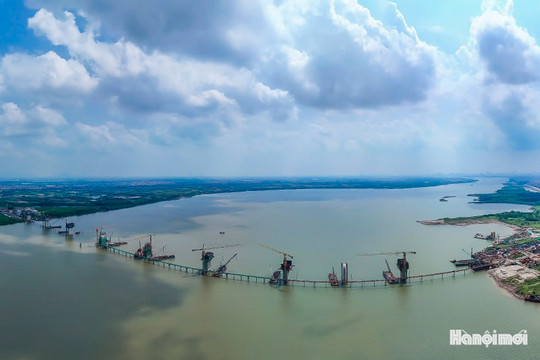 Tăng tốc thi công cầu Hồng Hà thuộc Vành đai 4 - Vùng Thủ đô