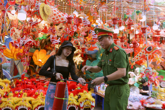 Siết chặt an toàn phòng cháy, chữa cháy tại Chợ Trung thu truyền thống Phố cổ