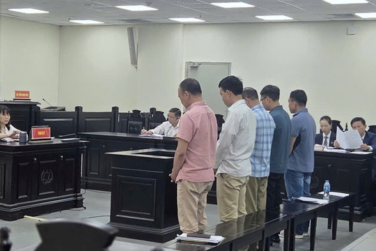 Thuyền trưởng hầu toà vì bán dầu ngay trên biển