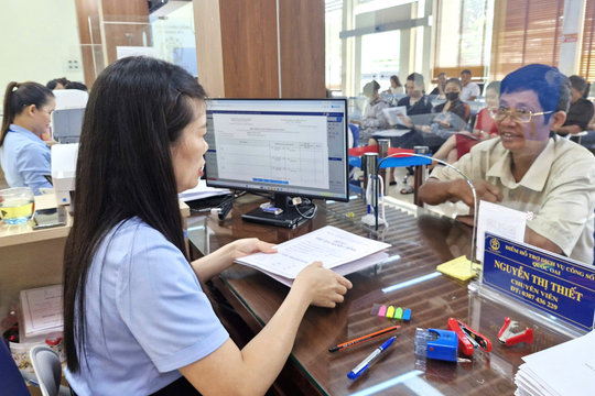 Người cao tuổi trước “cửa” dịch vụ công trực tuyến