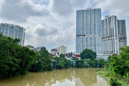 Lũ sông Nhuệ vẫn trên báo động, các xã, phường không chủ quan