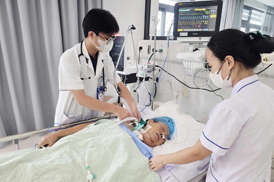 Cụ bà 71 tuổi nguy kịch sau khi bị gai hoa giấy đâm vào chân